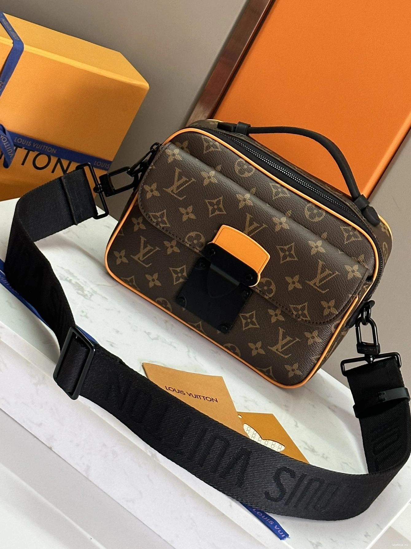 WIS VUITTON MESSENGER LOCK LOUIS S 0827